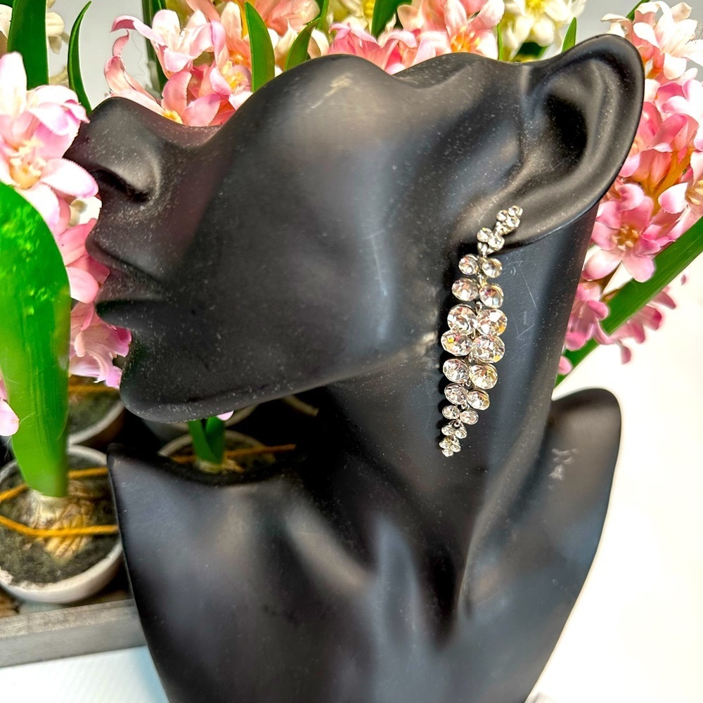 E18- Beautiful Swarovski crystals long Earrings in excellent condition
